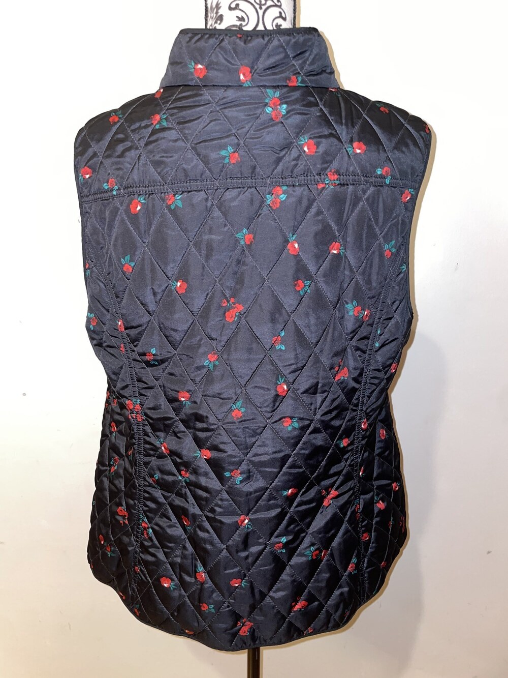 Charter Club Black & Red Floral Quilted Puffer Vest Size Large Like New - Picture 5 of 11